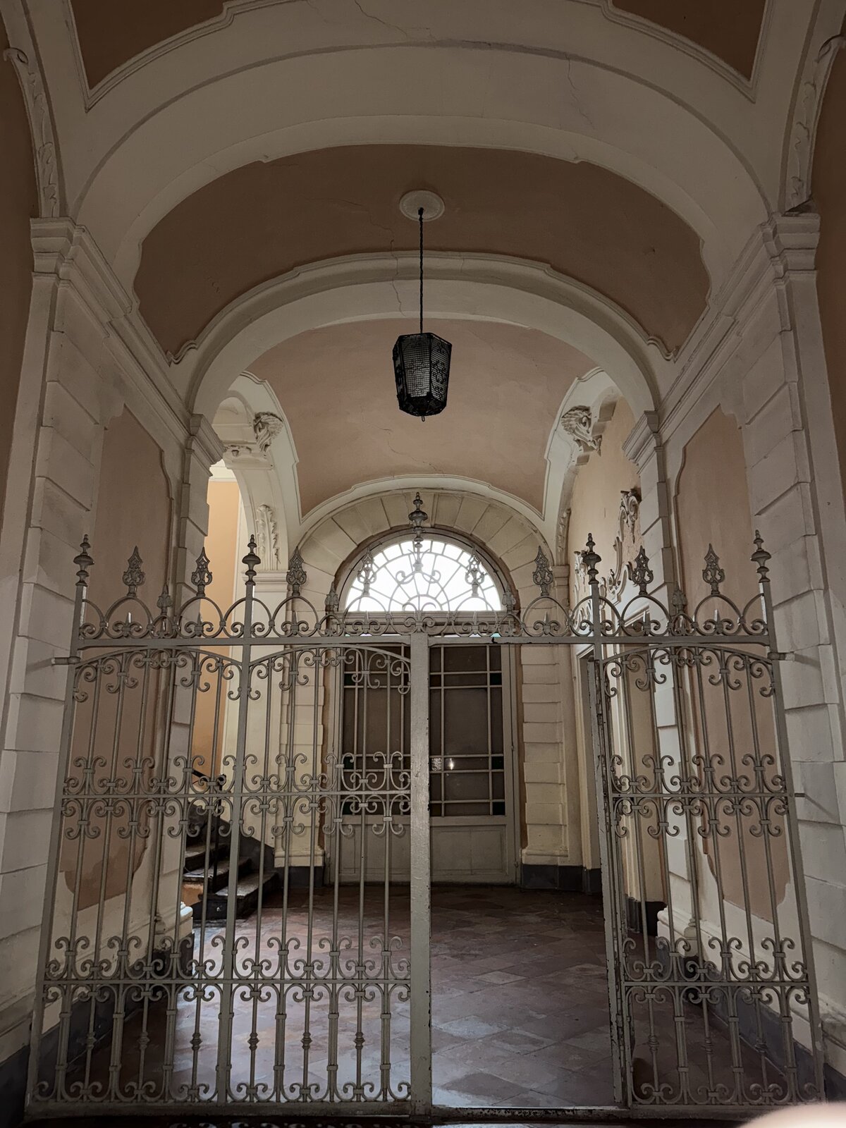 Salone con camino in marmo, Corso Garibaldi 207 Forlì